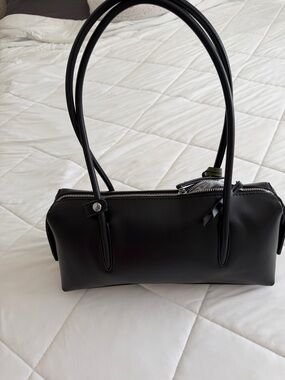 Black Women's Shoulder Bag - Sleek Everyday Tote